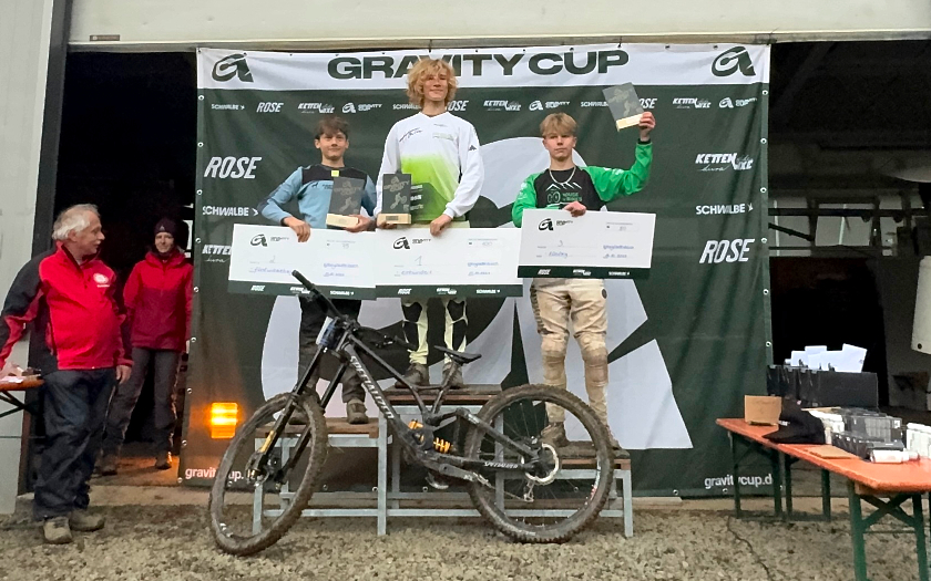 Vincent Kraus (Mitte) auf dem Podium des Super Gravity Cup in Kleingladenbach