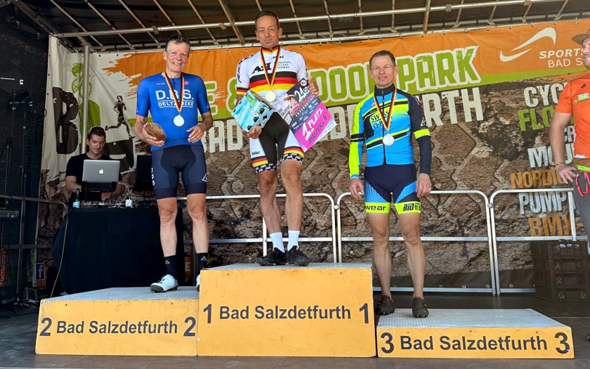 Podium der Maters 4 bei der Cyclo-Cross Bundesliga presented by Bikebeat in Bad Salzdetfurth mit Thomas Hockauf (links).