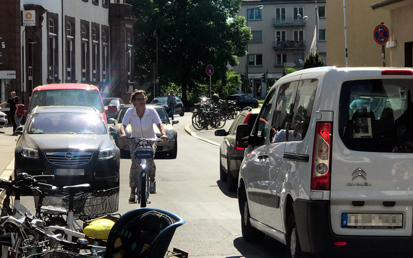 Die ehemalige Gießener Oberbürgermeisterin Dietlind Grabe-Bolz als Radfahrerin in der Gießener Innenstadt