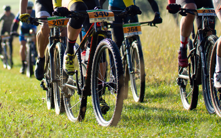 Blick auf vorbeifahrende Fahrräder bei einer Mountainbike Veranstaltung